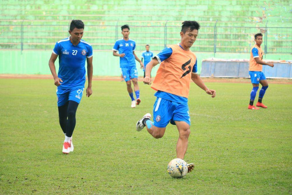 Gelandang Arema FC, Takafumi Akahoshi (depan) saat berlatih di Stadion Gajayana. IDN Times/ Alfi Ramadana