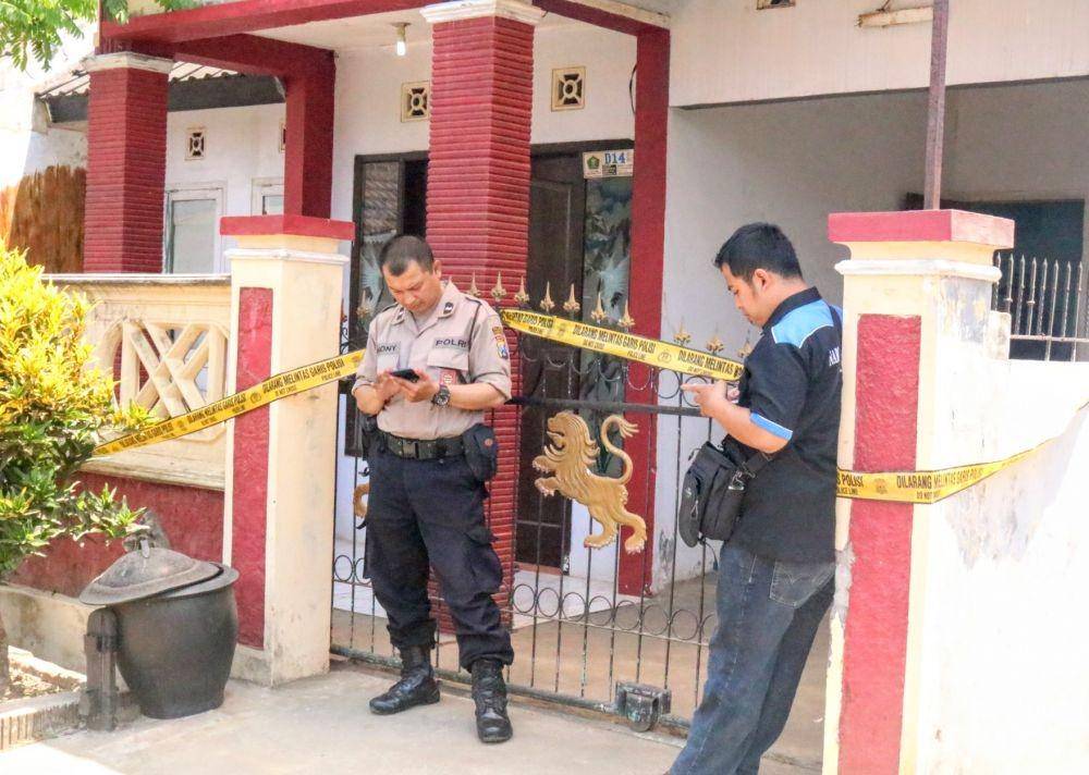 Polisi saat melakukan olah TKP di perum Tlogowaru Indah, Kamis (31/10). IDN Times/ Alfi Ramadana