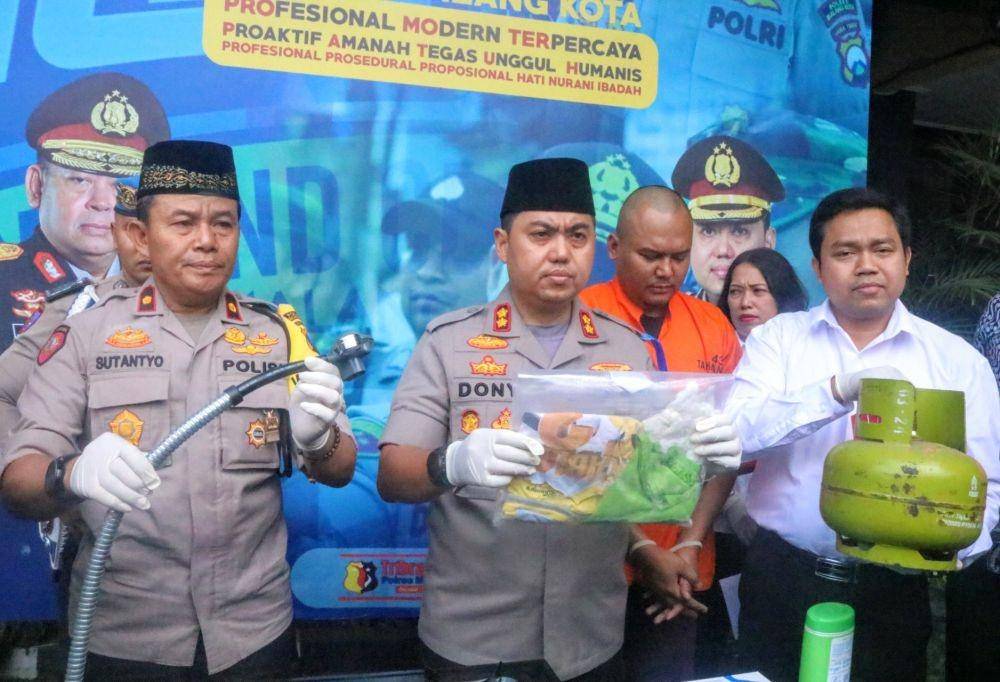 Kapolres Malang Kota AKBP Dony Alexander (tengah) saat merilis kasus penganiayaan balita di Mapolres Malang Kota, Jumat (1/11). IDN Times/ Alfi Ramadana