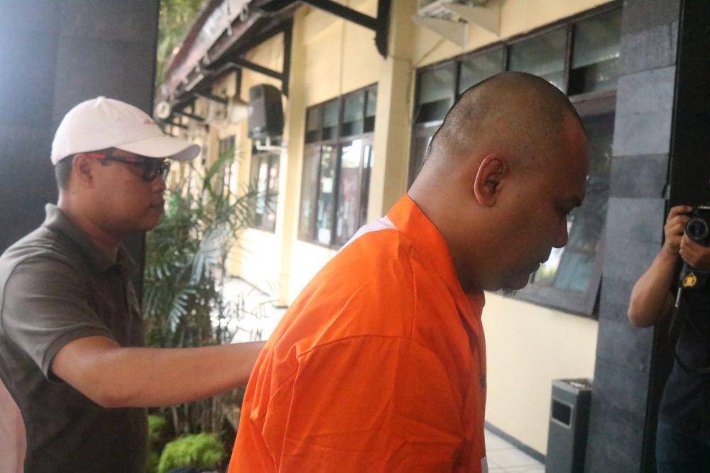 Pelaku penganiayaan terhadap bocah balita hingga tewas saat di Mapolres Malang Kota, Jumat (1/11/2019). IDN Times/ Alfi Ramadana