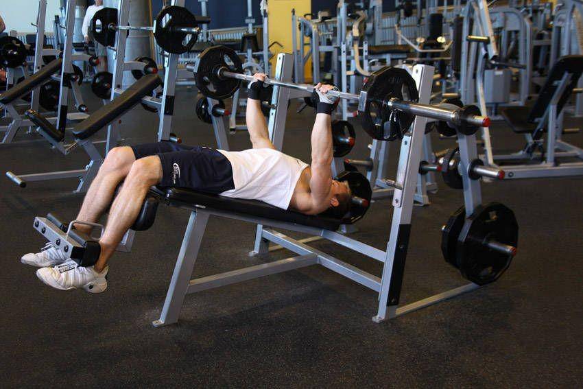 Ilustrasi decline chest press (bodybuilding.com)