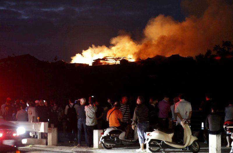 Kastil Shuri, yang terdaftar sebagai Situs Warisan Dunia (World Heritage Site), terbakar di Naha di selatan pulau Okinawa, Jepang, 31 Oktober 2019, dalam foto yang diambil oleh Kyodo. ANTARA FOTO/Kyodo/via REUTERS