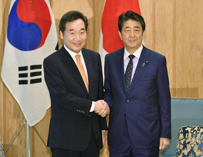 Perdana Menteri Korea Selatan Lee Nak-yon bertemu dengan Perdana Menteri Jepang Shinzo Abe di kediaman resmi Abe di Tokyo, Jepang, pada 24 Oktober 2019, dalam foto yang dirilis oleh Kyodo. ANTARA FOTO/Mandatory credit Kyodo/via REUTERS