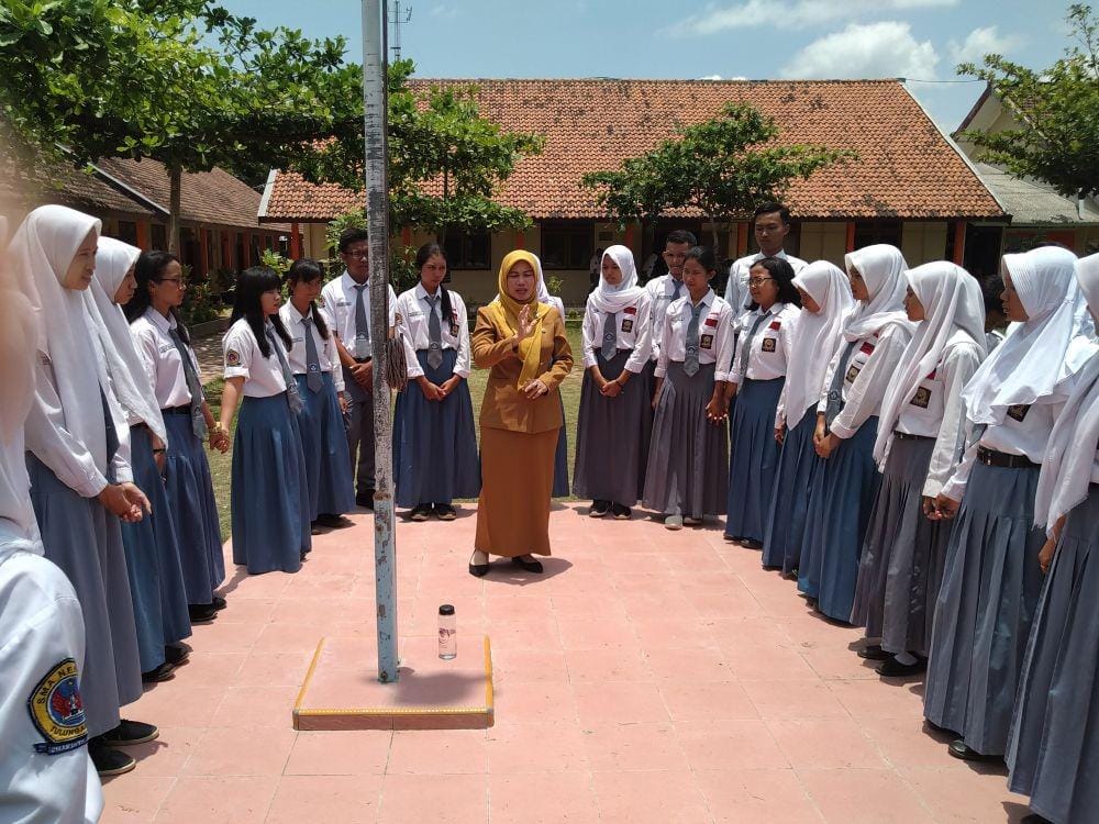 Ilustrasi kegiatan guru mengajar di sekolah. ANTARA FOTO/Destyan Sujarwoko