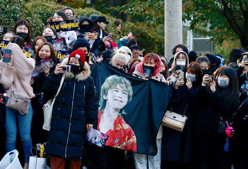 Penggemar anggota boyband K-pop Korea Selatan BIGBANG G-Dragon berkumpul di luar pangkalan tentara saat mereka menunggunya keluar dari tentara di Yongin, Korea Selatan, pada 26 Oktober 2019. ANTARA FOTO/REUTERS/Heo Ran