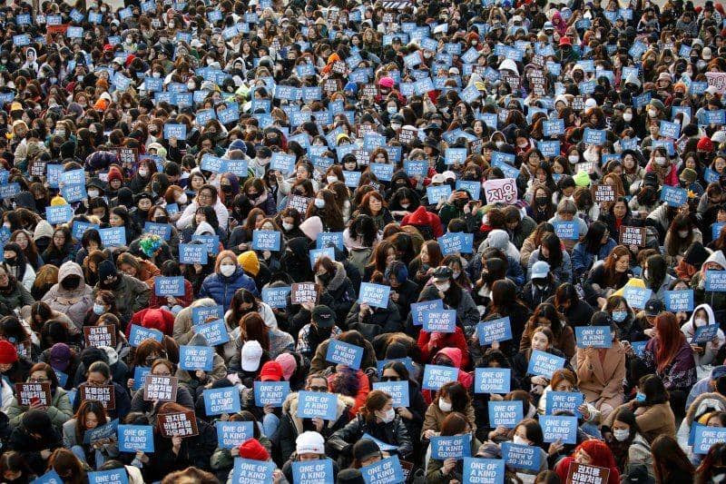 Penggemar anggota boyband K-pop Korea Selatan BIGBANG G-Dragon berkumpul di luar pangkalan tentara saat mereka menunggunya untuk keluar dari tentara di Yongin, Korea Selatan, pada 26 Oktober 2019. ANTARA FOTO/REUTERS/Heo Ran