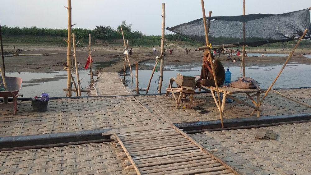 Sungai Bengawan Solo mengering, tiga perahu milik Tari terpaksa tidak difungsikan. IDN Times/Imron