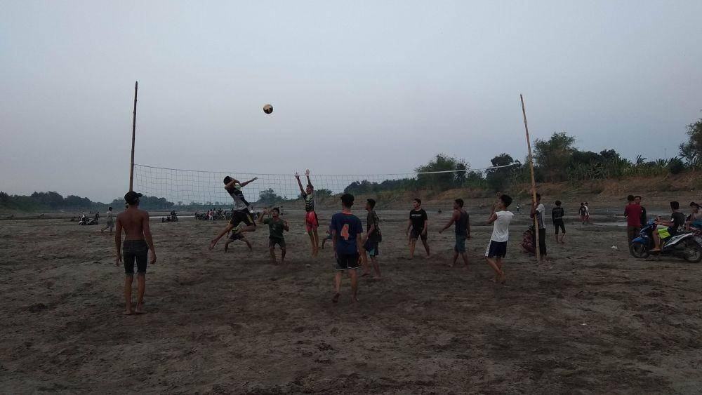 Warga memanfaatkan sungai Bengawan Solo yang mengering sebagai tempat bermain bola voli. IDN Times/Imron