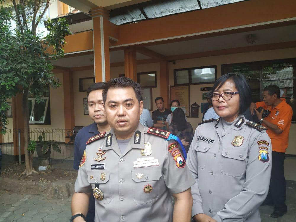 Kapolres Malang Kota, AKBP Dony Alexander memberikan keterangan usai autopsi di RSSA Malang, Kamis (31/10/2019). IDN Times/ Alfi Ramadana