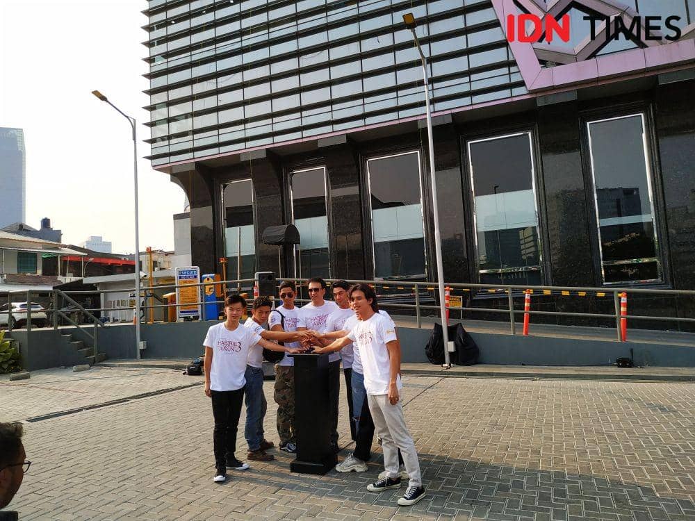 Manoj Punjabi, Hanung Bramantyo, dan para cast saat peluncuran poster film "Habibie & Ainun 3" di MD Place, Setia Budi, Jakarta, kamis (31/10). IDN Times/Erfah Nanda