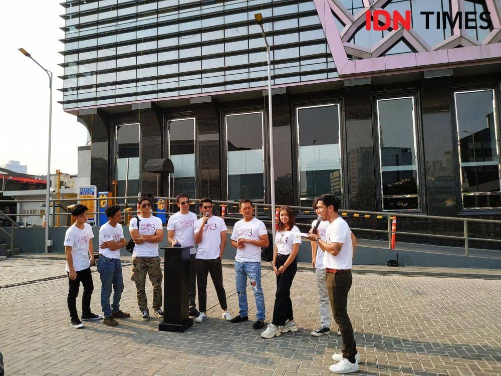 Manoj Punjabi, Hanung Bramantyo, dan para cast saat peluncuran poster film "Habibie & Ainun 3" di MD Place, Setia Budi, Jakarta, kamis (31/10). IDN Times/Erfah Nanda