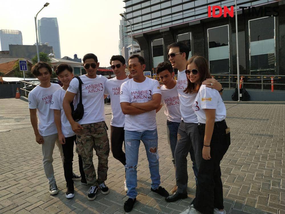 Manoj Punjabi, Hanung Bramantyo, dan para cast saat peluncuran poster film "Habibie & Ainun 3" di MD Place, Setia Budi, Jakarta, kamis (31/10). IDN Times/Erfah Nanda