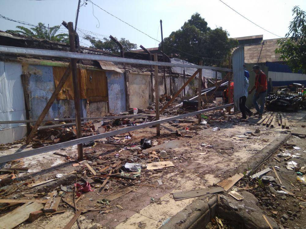 Bangunan liar di sisi timur Stasiun Madiun dibongkar paksa oleh PT KAI Daop 7 Madiun, Kamis (31/10). IDN Times/Nofika Dian Nugroho