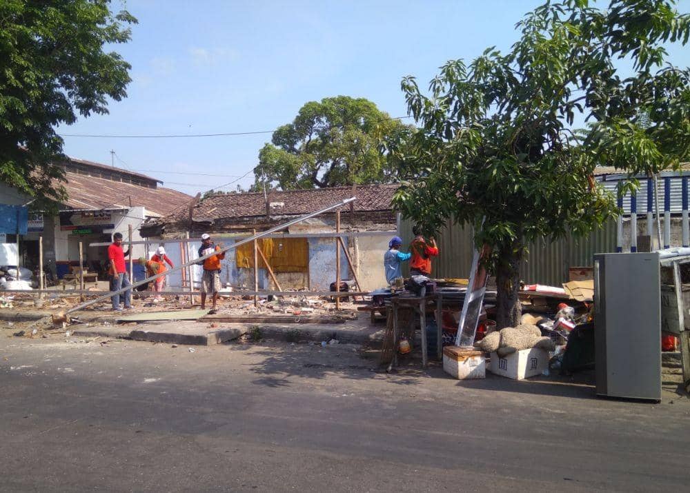 Bangunan liar di sisi timur Stasiun Madiun dibongkar paksa oleh PT KAI, Kamis (31/10).IDN Times/Nofika Dian Nugroho