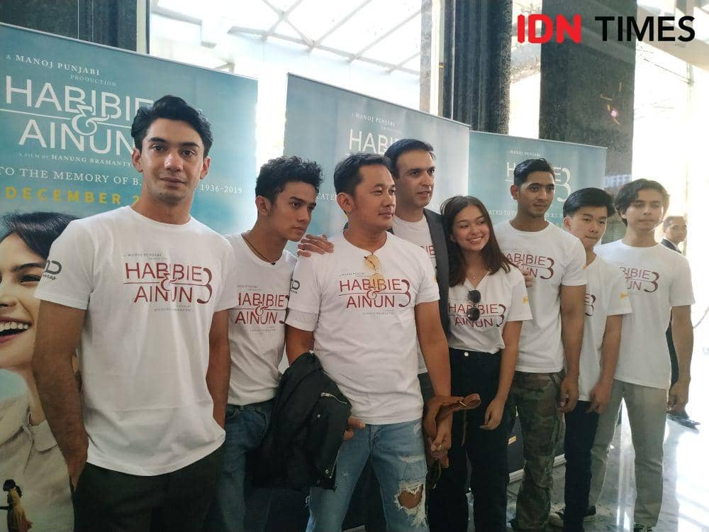 Manoj Punjabi, Hanung Bramantyo, dan para cast saat peluncuran poster film "Habibie & Ainun 3" di MD Place, Setia Budi, Jakarta, kamis (31/10). IDN Times/Erfah Nanda