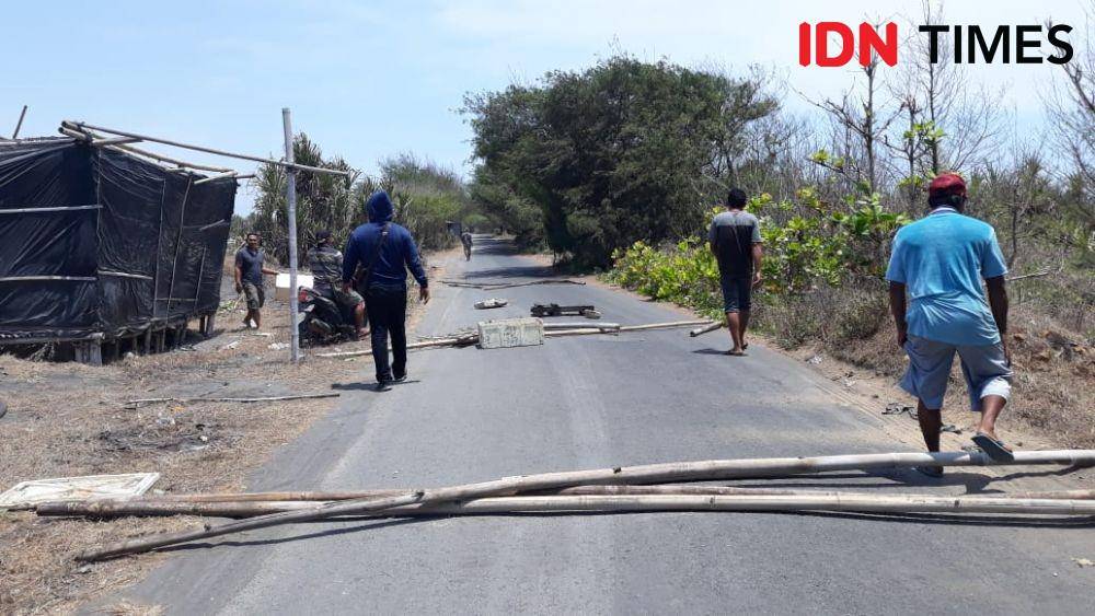 (warga blokade akses jalan menuju tambak udang). IDN Times/Daruwaskita