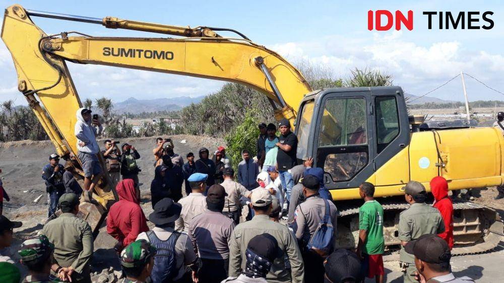 Ilustrasi warga dan petambak blokir jalan ditangkap polisi. IDN Times/Daruwaskita