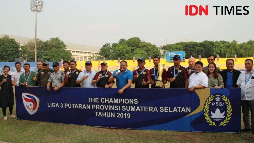 Simbolis tropy MU di Stadion Bumi Sriwijaya Palembang (IDN Times/Feny Maulia Agustin)