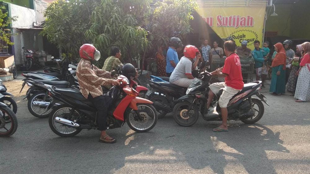 Penasaran sejumlah warga melihat penemuan ular. IDN Times/Imron