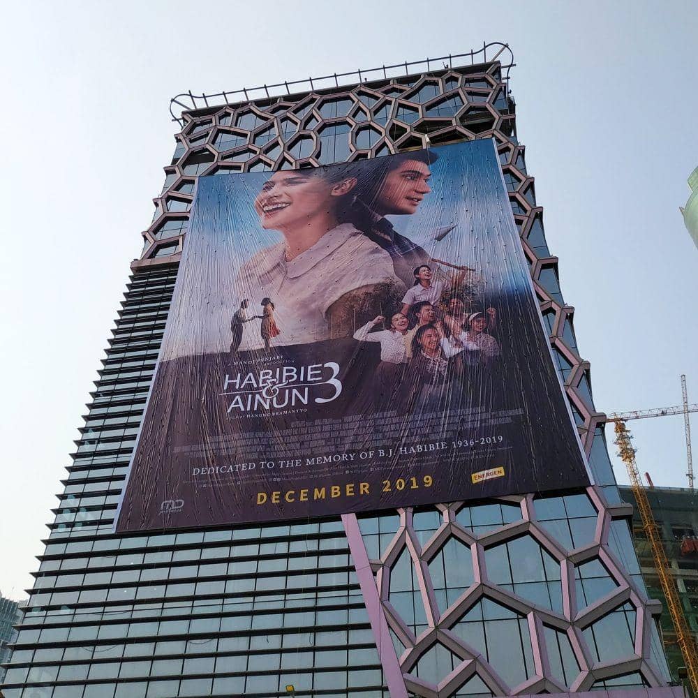 Poster film "Habibie & Ainun 3" menghiasi gedung MD Place, Setiabudi, Jakarta, Kamis (31/10). IDN Times/Erfah Nanda