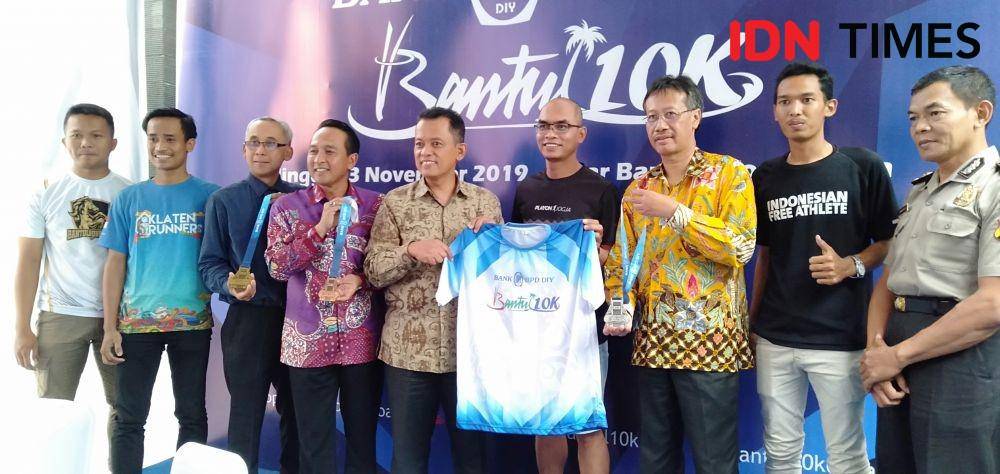 (Dirut BPD DIY Santosa Rahmat kenalkan jersey Bantul 10K). IDN Times/Daruwaskita