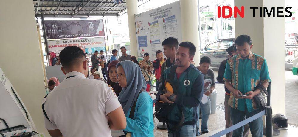 Kegiatan masyarakat Balikpapan di loket layanan BPJS Kesehatan - IDN Times/Maulana