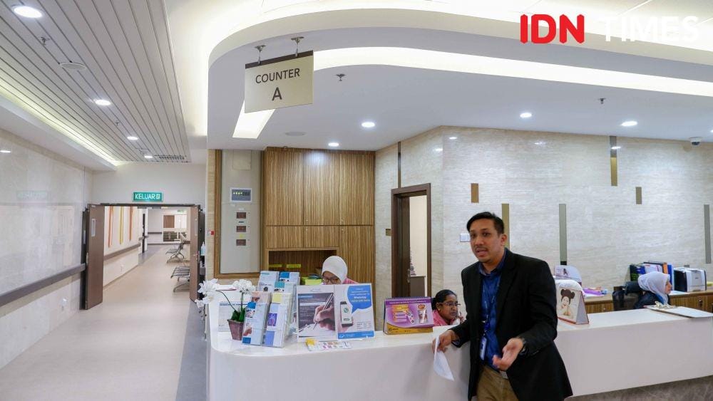 Manager International Marketing Gleneagles, Fazal Azwandi Bin Abu Bakar sedang mendampingi para awak dalam hospital visit dari MHTC di Rumah Sakit Gleneagles (31 Oktober 2019). IDN Times/Reza Iqbal