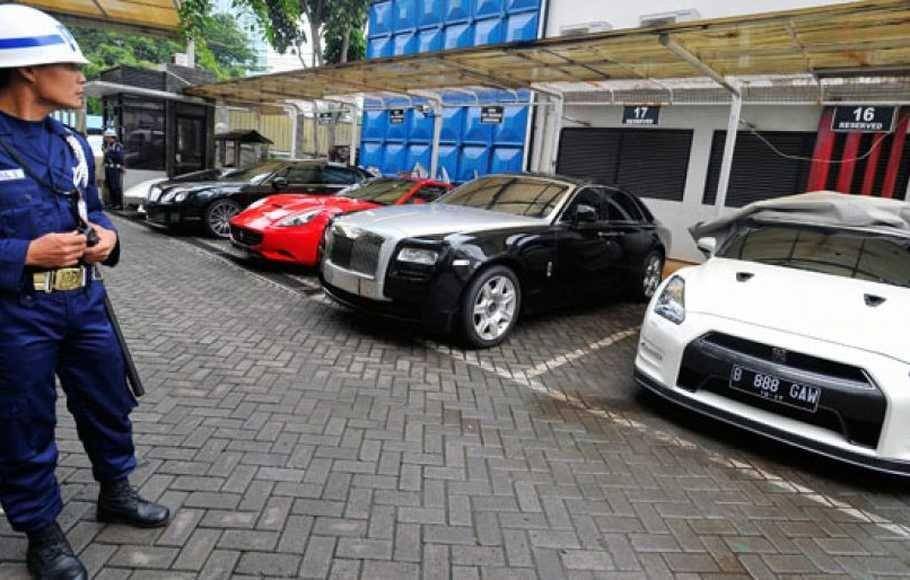 (Deretan mobil mewah milik Wawan yang pernah disita oleh KPK) ANTARA FOTO/Wahyu Putro A.