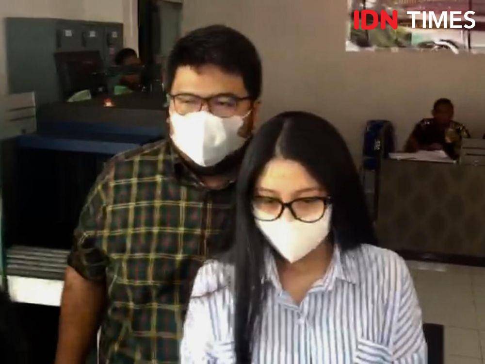 Dua anak kandung Wali Kota Medan Tengku Dzulmi Eldin memilih bungkam usai diperiksa KPK di Gedung Kejati Sumut, Kamis (31/10) (IDN Times/Prayugo Utomo)