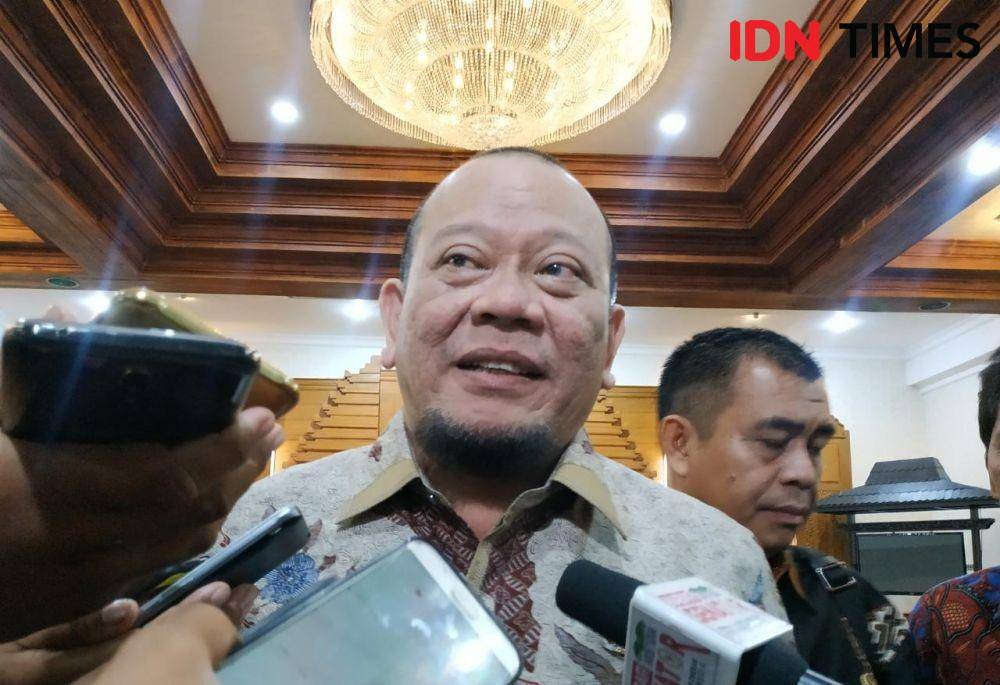 Ketua DPD RI La Nyalla Mattaliti saat diwawancarai di Gedung Grahadi, Surabaya, Jumat (1/11). IDN Times/Fitria Madia