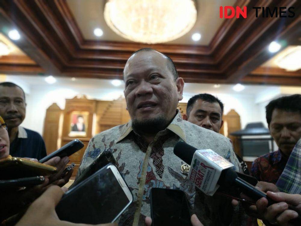 Ketua DPD RI La Nyalla Mattalitti saat diwawancarai di Gedung Grahadi, Surabaya, Jumat (1/11). IDN Times/Fitria Madia