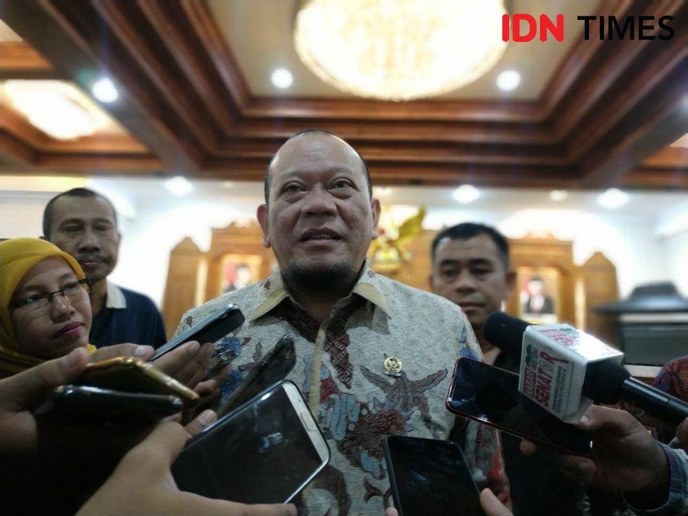 Ketua DPD RI La Nyalla Mattalitti saat diwawancarai di Gedung Grahadi, Surabaya, Jumat (1/11). IDN Times/Fitria Madia