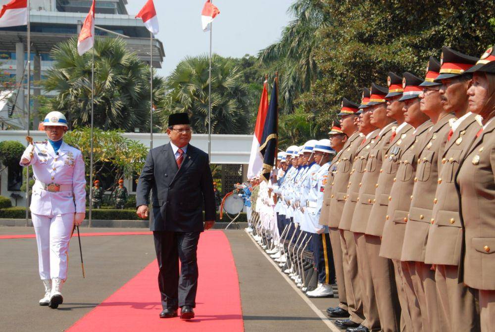 Prabowo Subianto menjelang pelantikan sebagai Menteri Pertahanan. (kemhan.go.id)