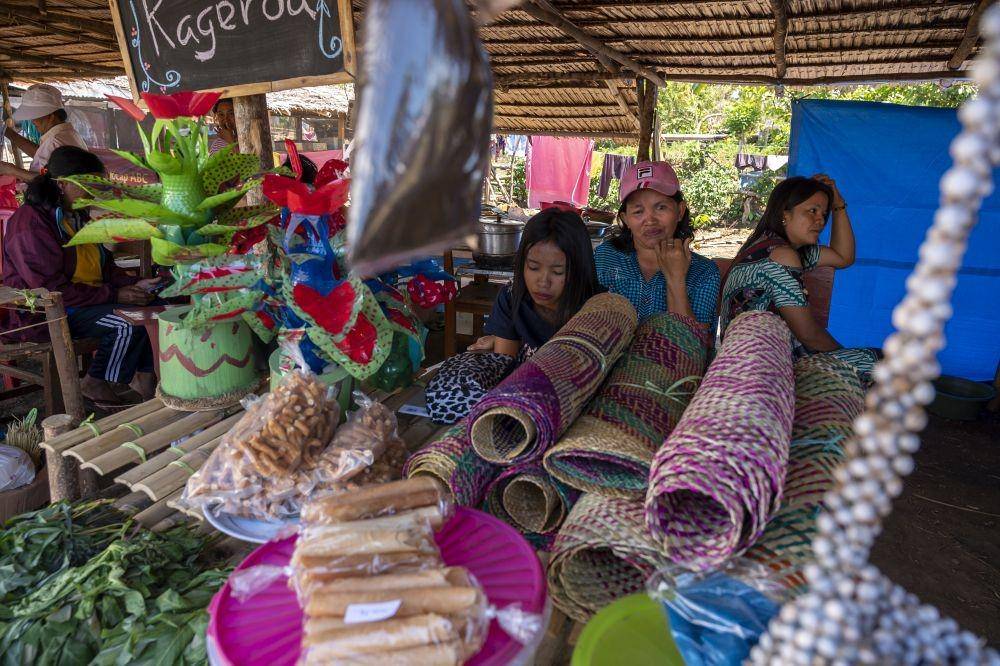 (Sejumlah warga suku Pamona menunggui dagangannya di Pasar Desa pada Festival Mosintuwu (Kebersamaan) di Tentena, Poso, Sulawesi Tengah, Jumat (1/11/2019)) ANTARA FOTO/Basri Marzuki