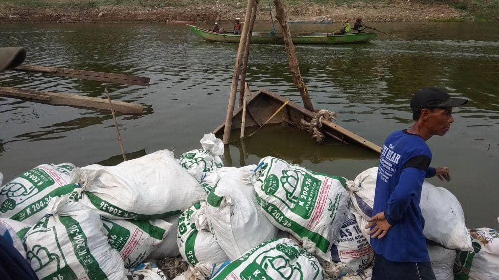 Para pekerja mulai melakukan penggalian tanah di lokasi penemuan perahu baja. IDN Times/Imron