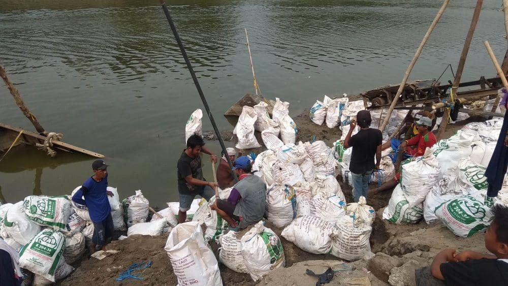 Para pekerja mulai melakukan penggalian tanah di lokasi penemuan perahu baja. IDN Times/Imron