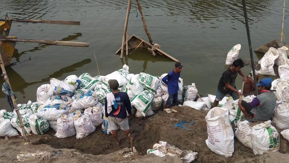 Para pekerja mulai melakukan penggalian tanah di lokasi penemuan perahu baja. IDN Times/Imron
