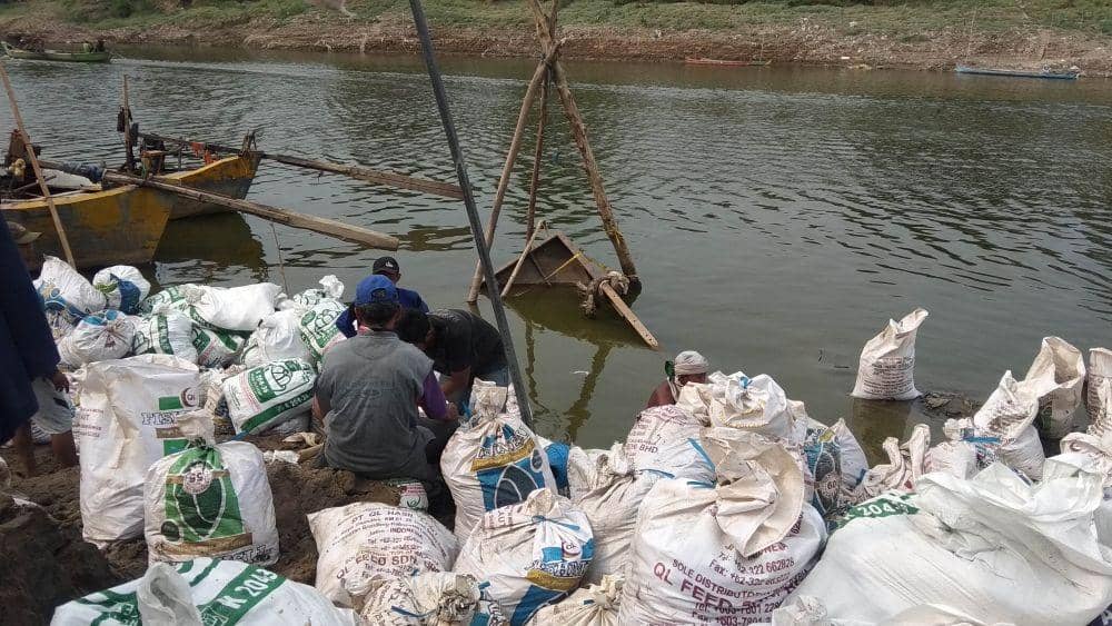 Para pekerja mulai melakukan penggalian tanah di lokasi penemuan perahu baja. IDN Times/Imron