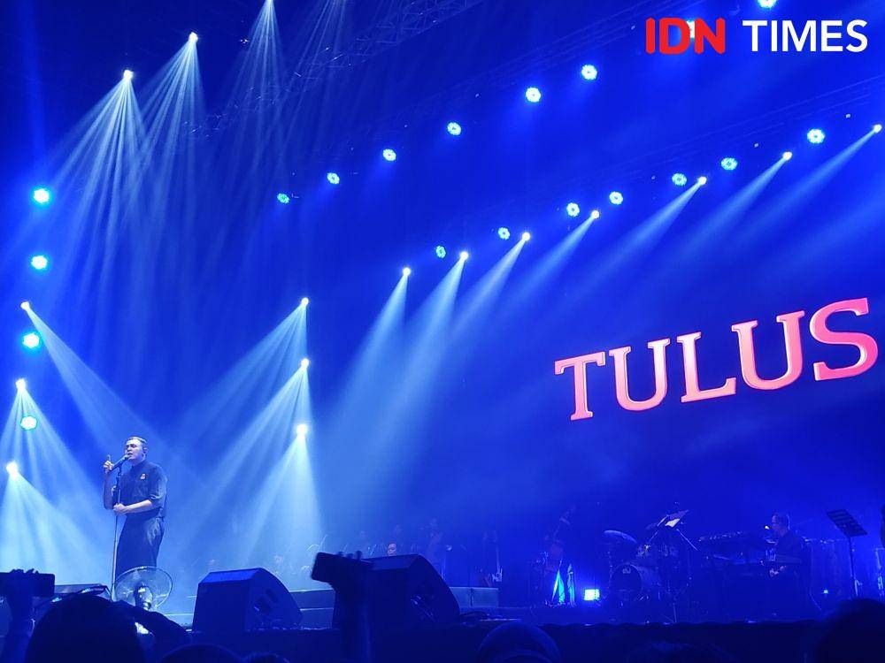 Aksi panggung Tulus bikin para fans teriak histeris saat Festival Sewindu Tulus, di Istora Senayan, Jakarta, pada 1 Oktober 2019. IDN Times/Erfah Nanda