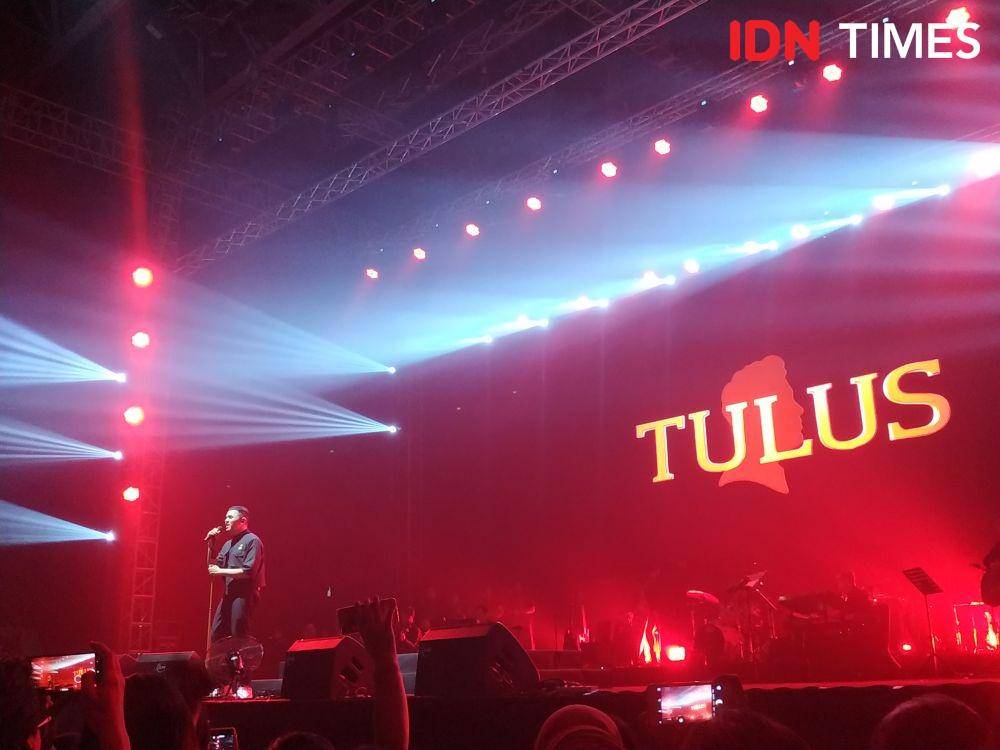 Pembukaan penampilan Tulus dengan lagu "Merdu untukmu" saat Festival Sewindu Tulus, di Istora Senayan, Jakarta, pada 1 Oktober 2019. IDN Times/Erfah Nanda