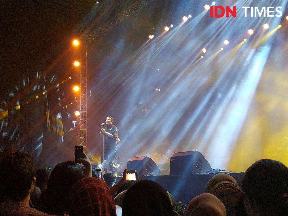 Tulus menutup konser Festival Sewindu Tulus dengan lagu "Sewindu" di Istora Senayan, Jakarta, pada 1 Oktober 2019. IDN Times/Erfah Nanda