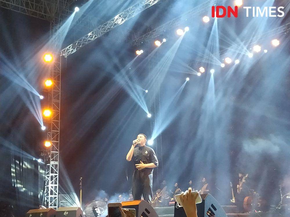 Tulus mengiyakan request lagu dari Teman Tulus, yakni "Bunga Tidur", saat Festival Sewindu Tulus, di Istora Senayan, Jakarta, pada 1 Oktober 2019. IDN Times/Erfah Nanda