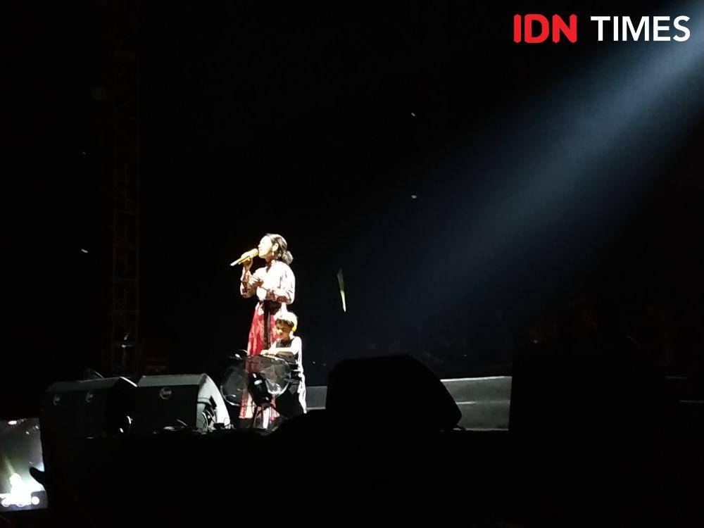 Penampilan Andien bersama anaknya, Kawa, saat Festival Sewindudi Istora Senayan, Jakarta, pada 1 Oktober 2019. IDN Times/Erfah Nanda