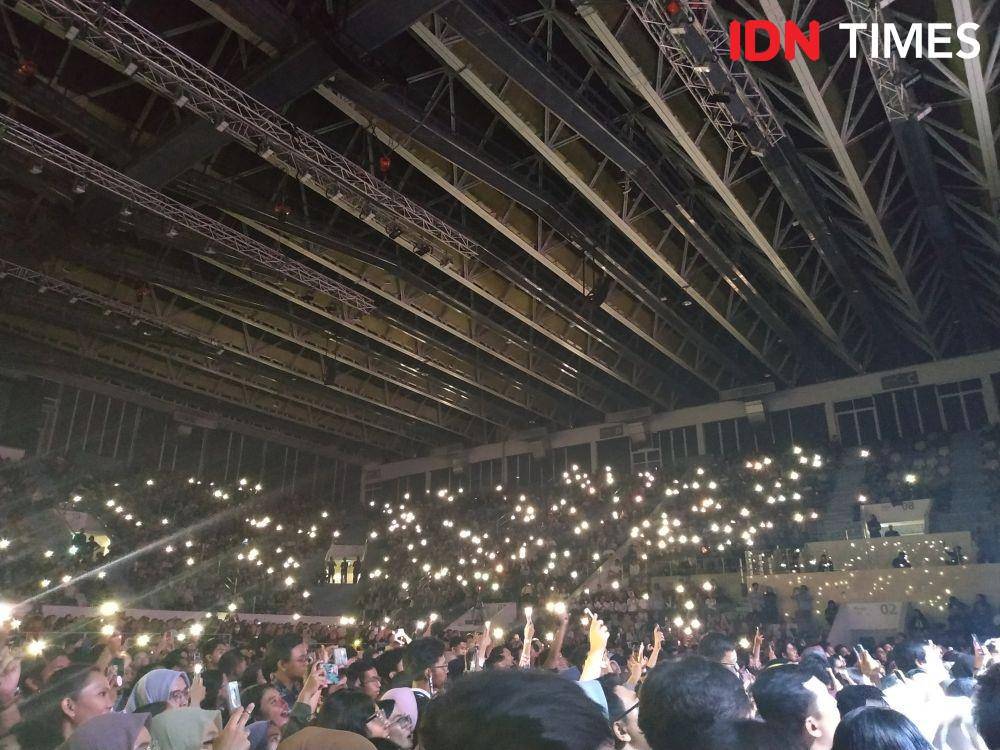 Kekompakan Teman Tulus saat Tulus menyanyikan lagu "Monokrom" ketika Festival Sewindu Tulus, di Istora Senayan, Jakarta, pada 1 Oktober 2019. IDN Times/Erfah Nanda