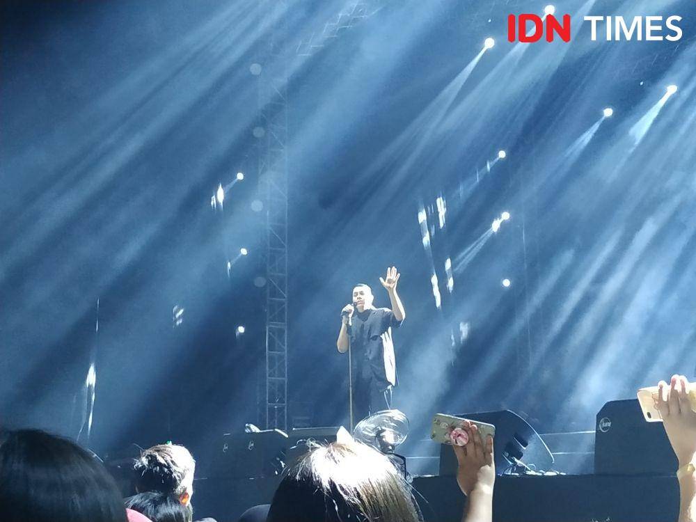 Tulus menyapa Teman Tulus dengan lambaian tangan berkali-kali saat Festival Sewindu Tulus, di Istora Senayan, Jakarta, pada 1 Oktober 2019. IDN Times/Erfah Nanda