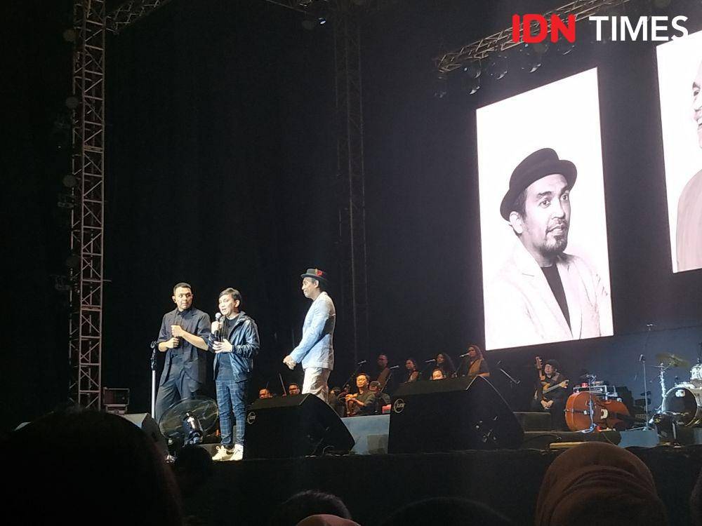 Tulus duet barang Glenn dan Yovie menyanyikan lagu "Adu Rayu", di Istora Senayan, Jakarta, pada 1 Oktober 2019. IDN Times/Erfah Nanda