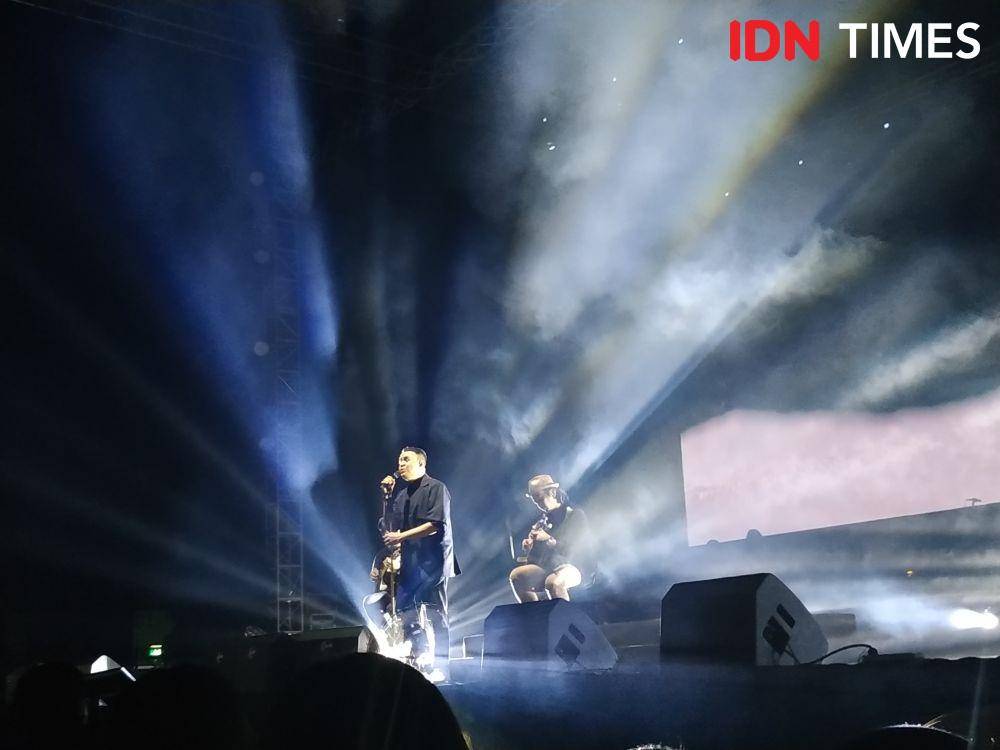 Berkali-kali Tulus mengucapkan terima kasih kepada Teman Tulus yang hadir saat Festival Sewindu Tulus, di Istora Senayan, Jakarta, pada 1 Oktober 2019. IDN Times/Erfah Nanda