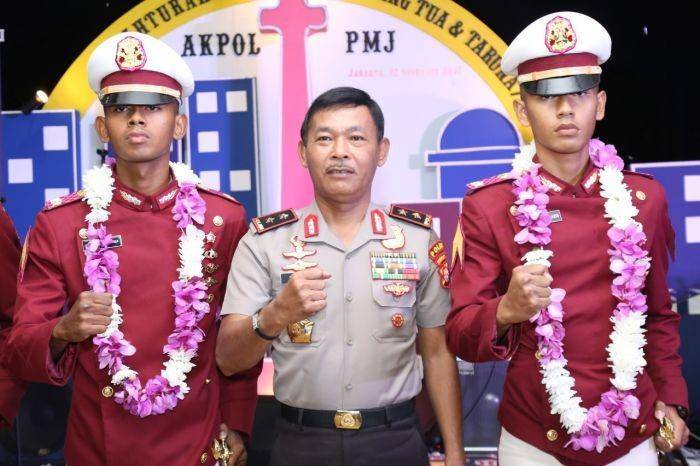 (Jenderal Polisi Idham Azis saat momen kelulusan putra bungsunya) Istimewa