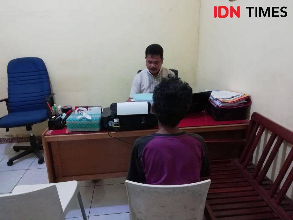 Is, tersangka cabul saat diperiksa polisi (IDN Times/Yuda Almerio)