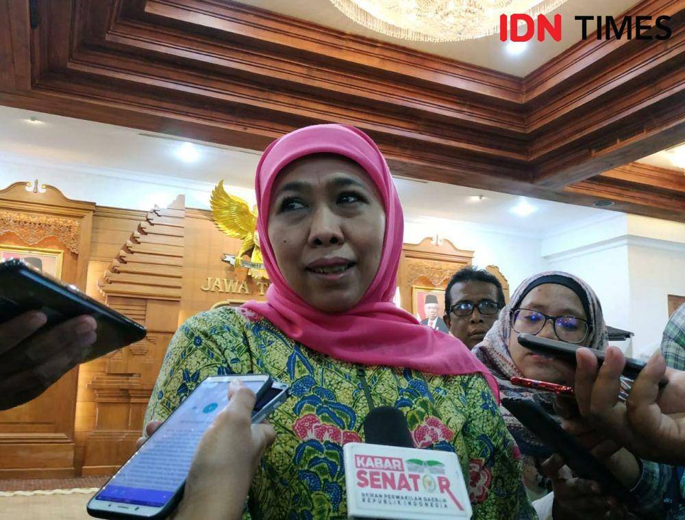 Gubernur Jatim Khofifah Indar Parawansa saat diwawancarai di Gedung Grahadi, Jumat (1/11). IDN Times/Fitria Madia